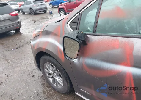 2021 Toyota Sienna Le z USA, uszkodzony, nr VIN 5TDKRKEC4MS046608